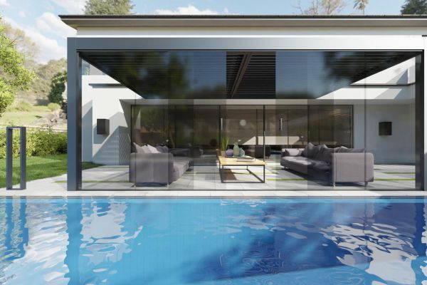 Drsna zasteklitev Misteral ob bazenu