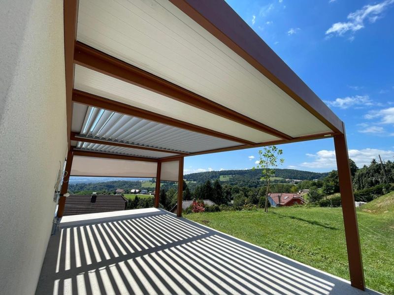 Bioklimatska pergola s trikotnimi fiksnimi polji