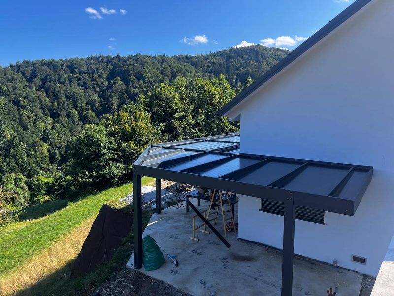 Bioklimatska pergola z fiksnimi polji nepravilnih oblik - Ljubljana